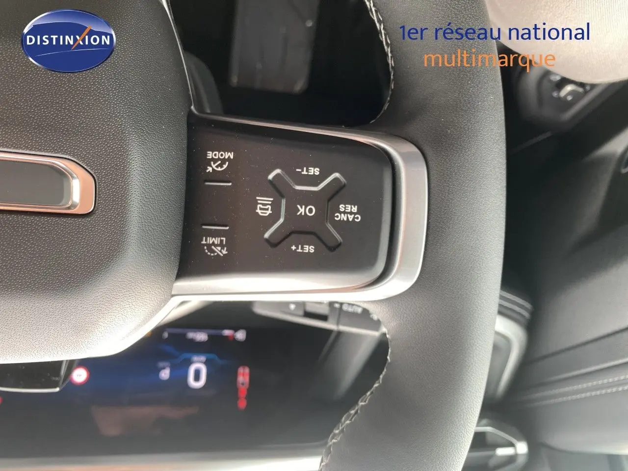 Gros plan sur le volant noir du Jeep Compass 2026, avec commandes intégrées et coutures blanches visibles.