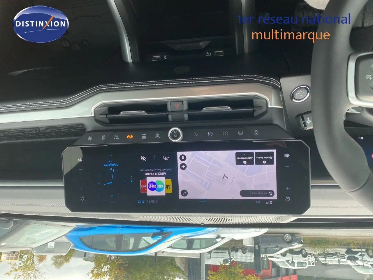 Vue intérieure du tableau de bord du Jeep Compass 2026 noir Vulcano, avec écran tactile central affichant navigation et radio.