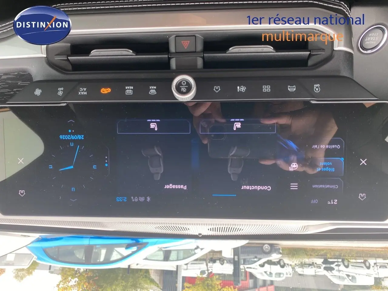 Tableau de bord numérique du Jeep Compass 2026, affichage tactile avec commandes climatisation et horloge digitale.