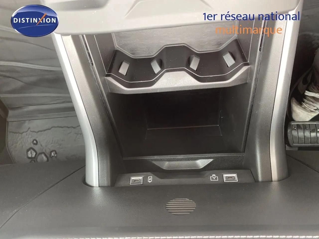 Gros plan sur la console centrale du Jeep Compass 2026 noir Vulcano, montrant les ports USB et un rangement intégré.