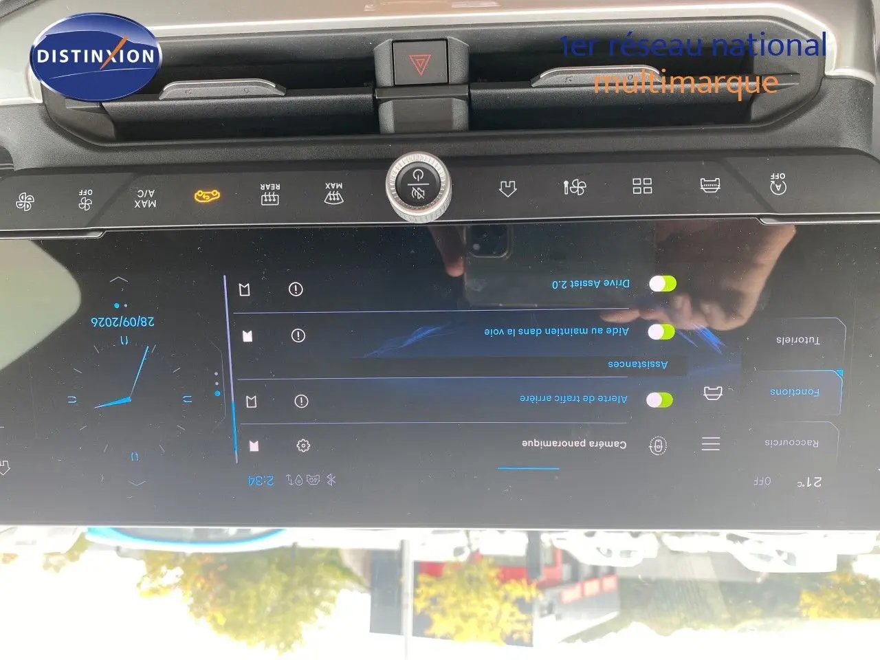 Vue rapprochée de l’écran tactile central du Jeep Compass 2026 noir Vulcano, affichant les réglages d’assistance et de confort.