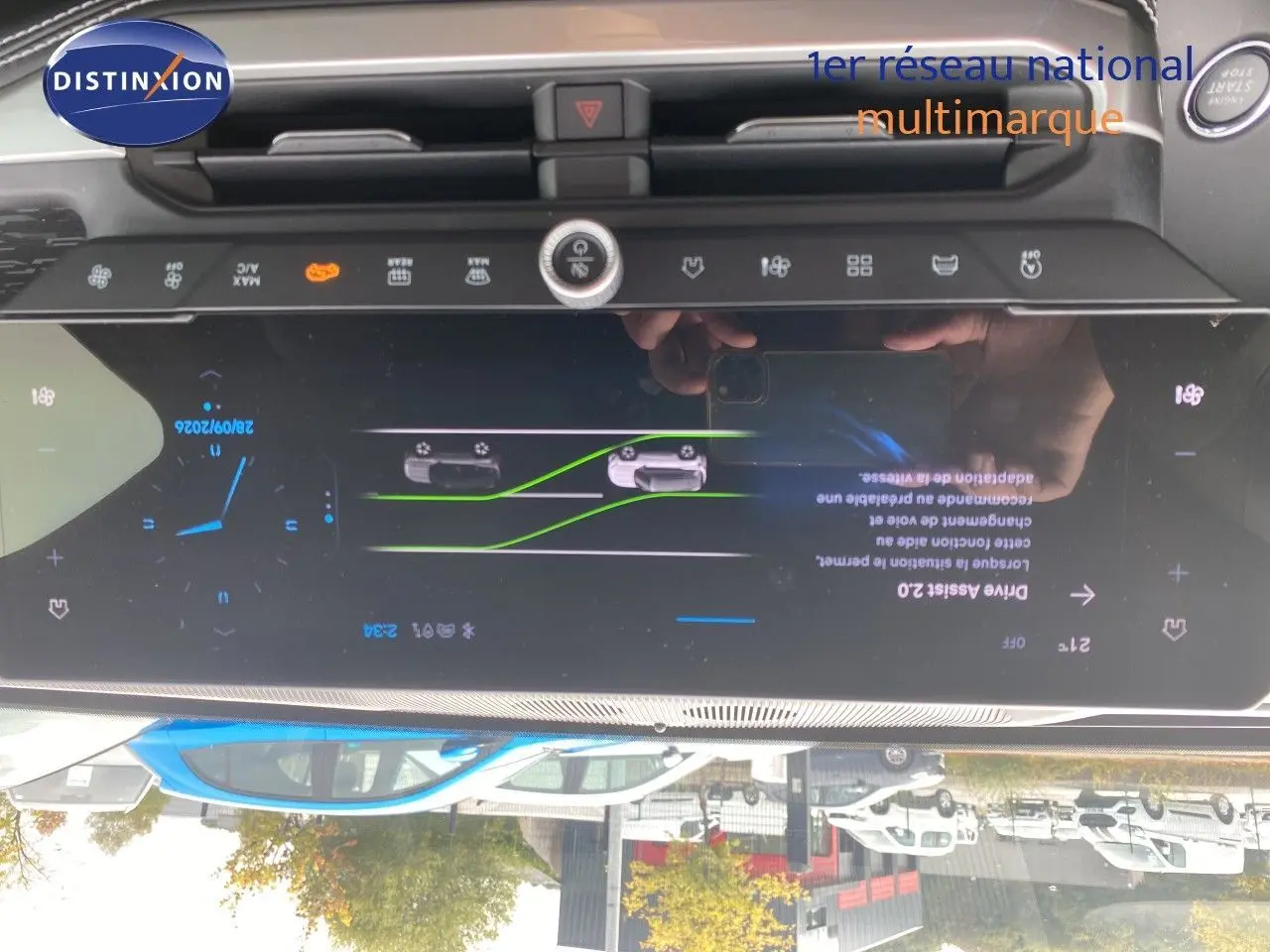 Vue intérieure du tableau de bord numérique du Jeep Compass 2026, affichage des aides à la conduite et commandes tactiles.