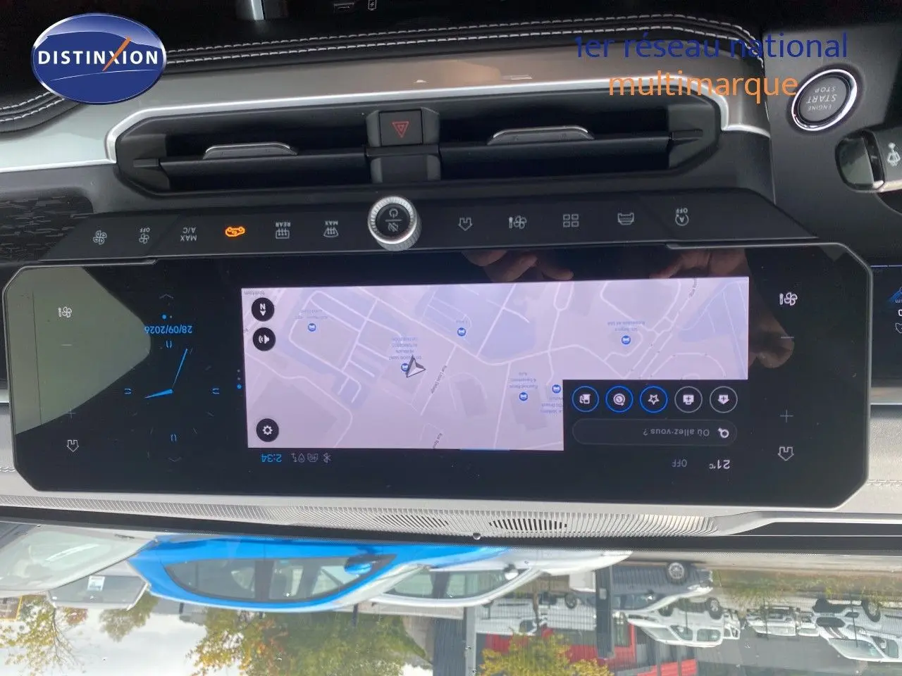 Vue rapprochée de l’écran tactile central du Jeep Compass 2026 noir Vulcano, affichant la navigation GPS.