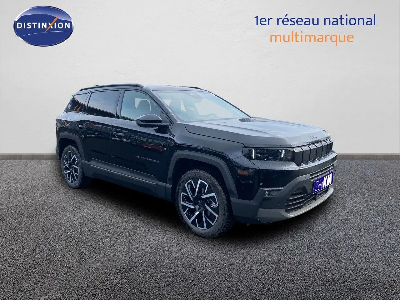 Jeep Compass noir Vulcano métal en 3/4 avant droit, avec jantes alliage et calandre distinctive noire.