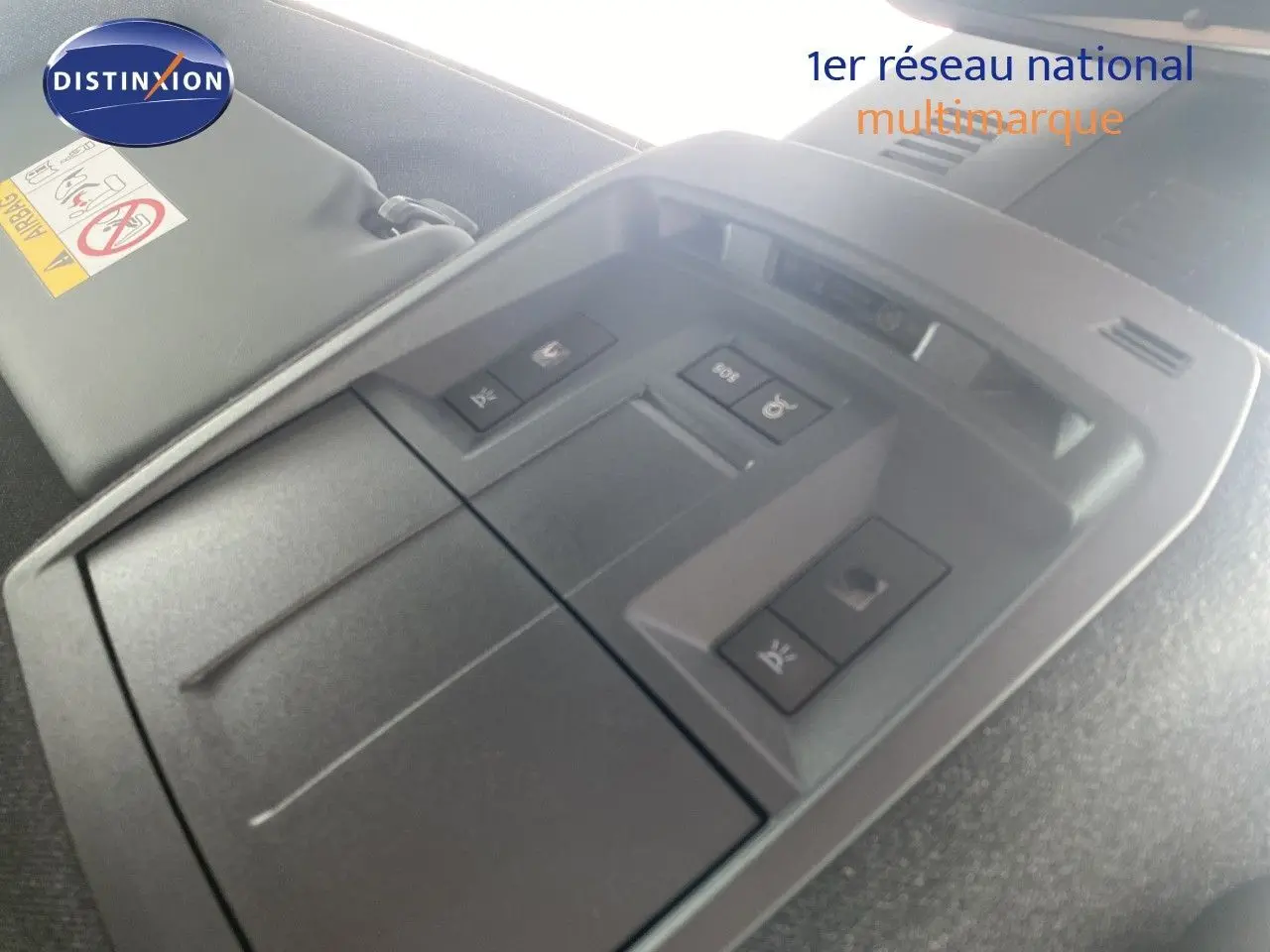 Détail du plafonnier intérieur du Jeep Compass 2026 noir Vulcano, avec commandes d’éclairage et bouton SOS visibles.