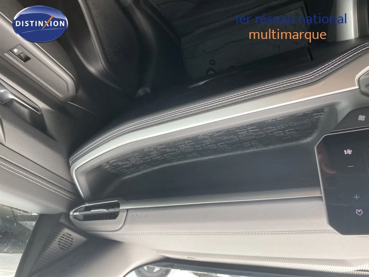 Vue intérieure du tableau de bord et console centrale du Jeep Compass 2026 noir Vulcano Metal, avec finitions cuir et commandes tactiles.