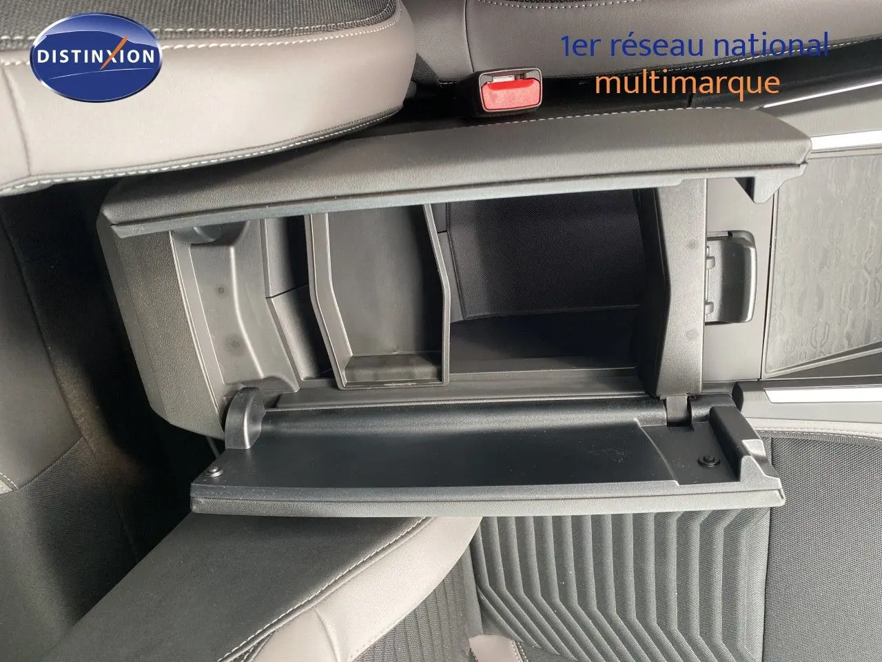 Vue intérieure du coffre à gants ouvert du Jeep Compass noir Vulcano Metal, mettant en valeur les compartiments de rangement.