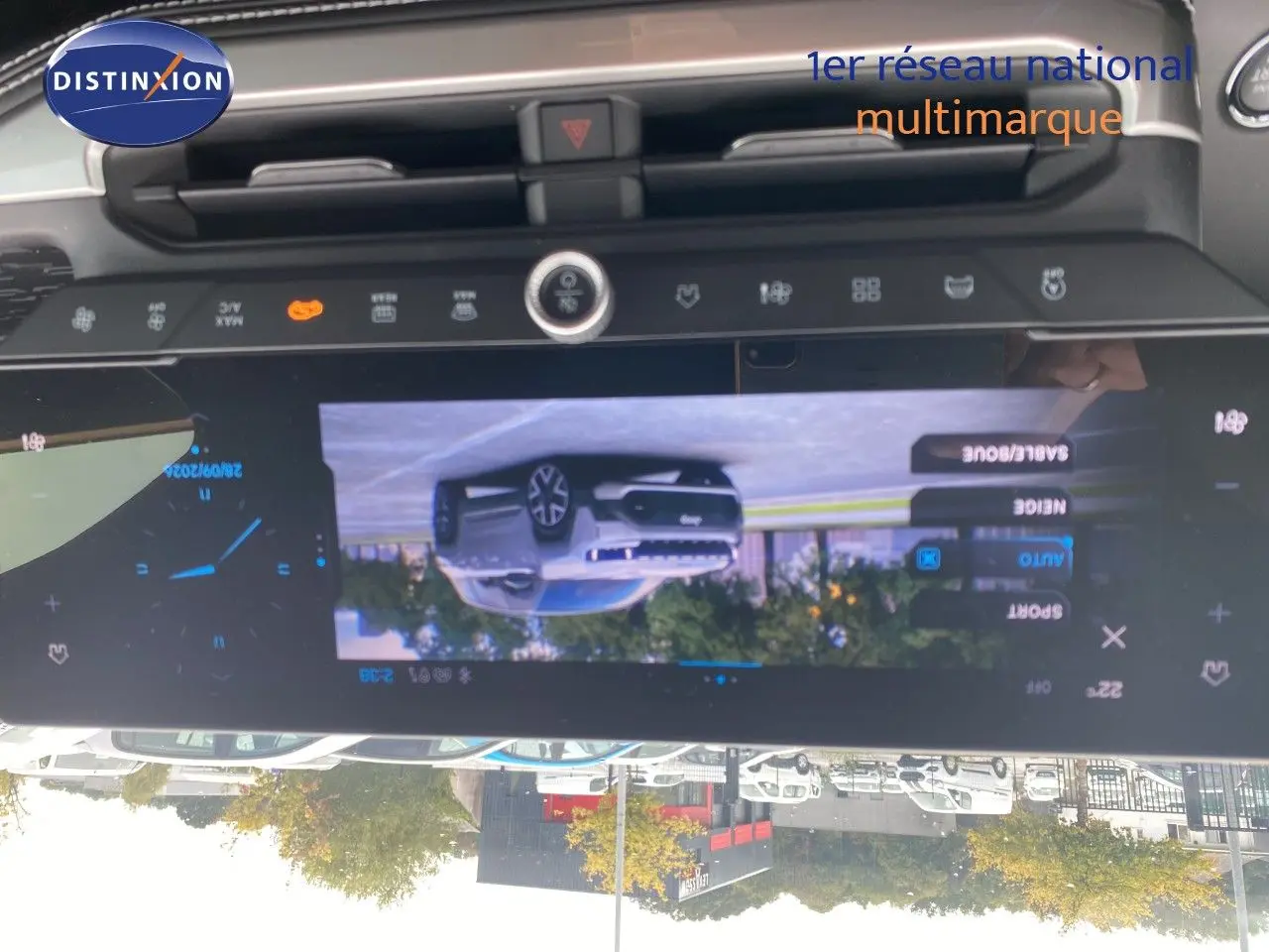 Vue du tableau de bord avec écran tactile affichant la caméra de recul d’un Jeep Compass noir Vulcano 2026.