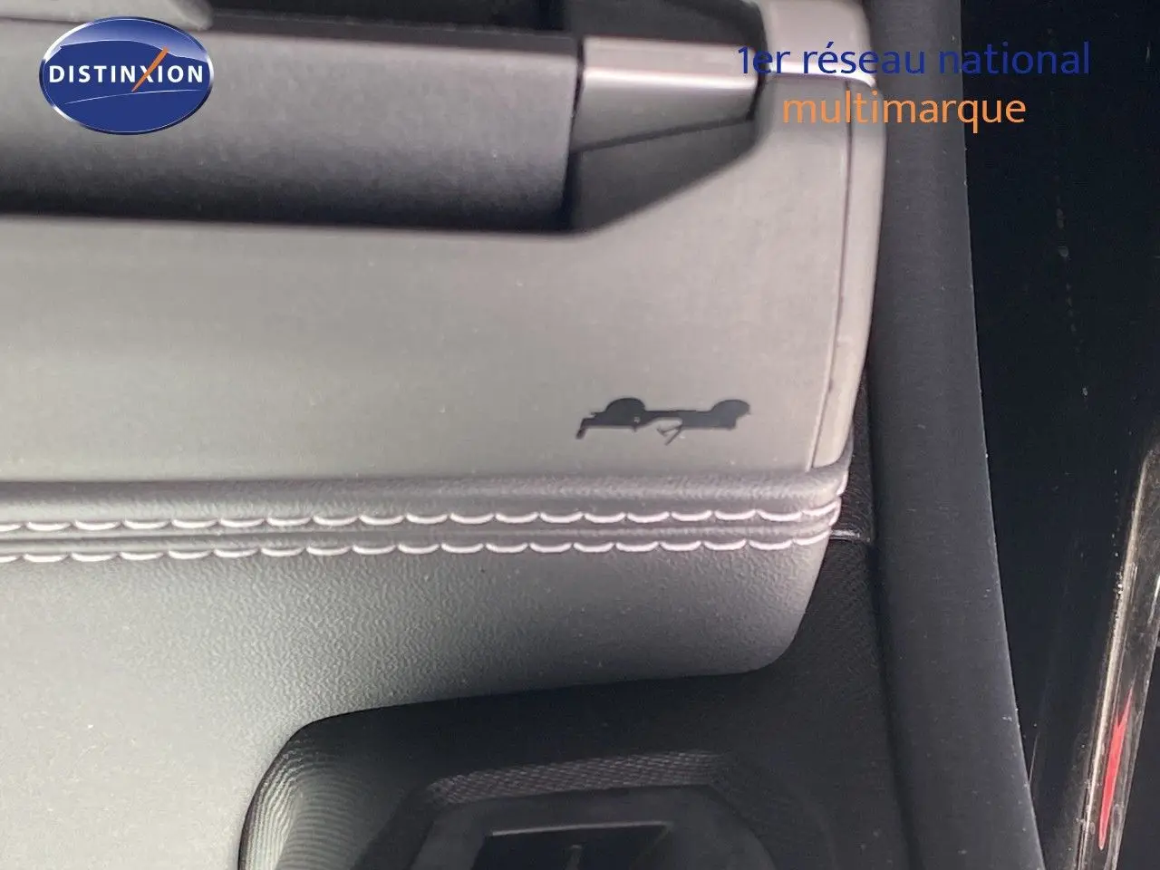 Détail de l’accoudoir en cuir noir avec surpiqûres blanches dans l’habitacle du Jeep Compass 2026.