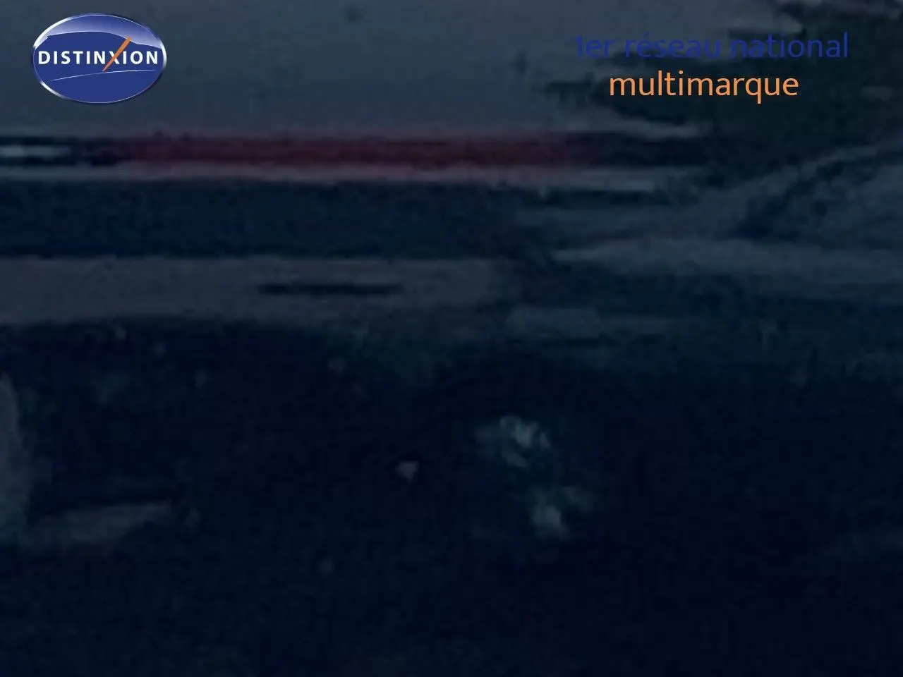 Jeep Compass noir Vulcano métal vu de profil côté gauche sur fond sombre avec logo Distinxion en haut.