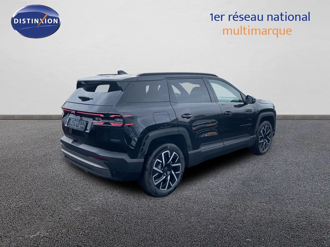 Jeep Compass noir Vulcano métal vu en 3/4 arrière droit, soulignant ses jantes alliage et sa silhouette compacte.