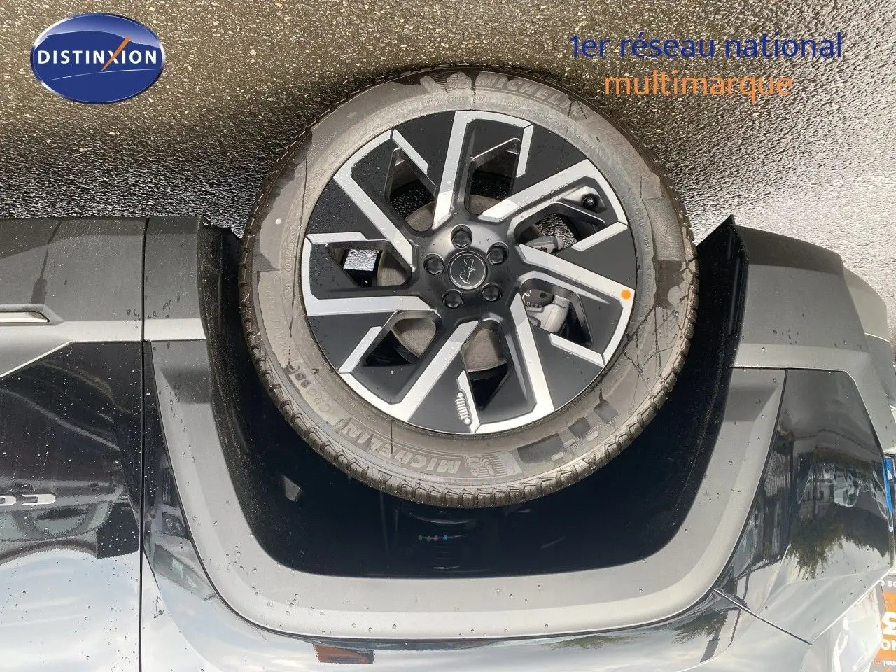Gros plan sur la roue avant droite du Jeep Compass noir Vulcano Metal, avec jante alliage bicolore et pneu Michelin.
