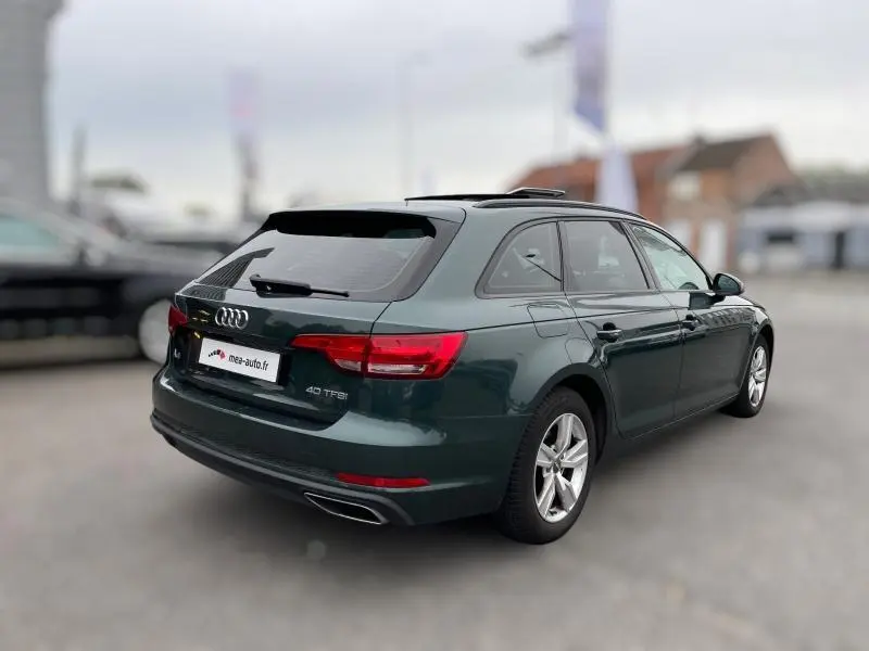 Audi A4 Avant vert vue 3/4 arrière droit, avec vitres surteintées et double sortie d'échappement chromée