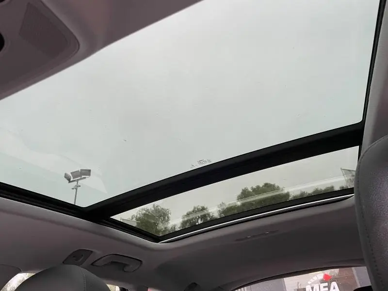Toit ouvrant panoramique en verre vu de l'intérieur de l'Audi A4 Avant 40 TFSI 2019 avec ciel nuageux visible