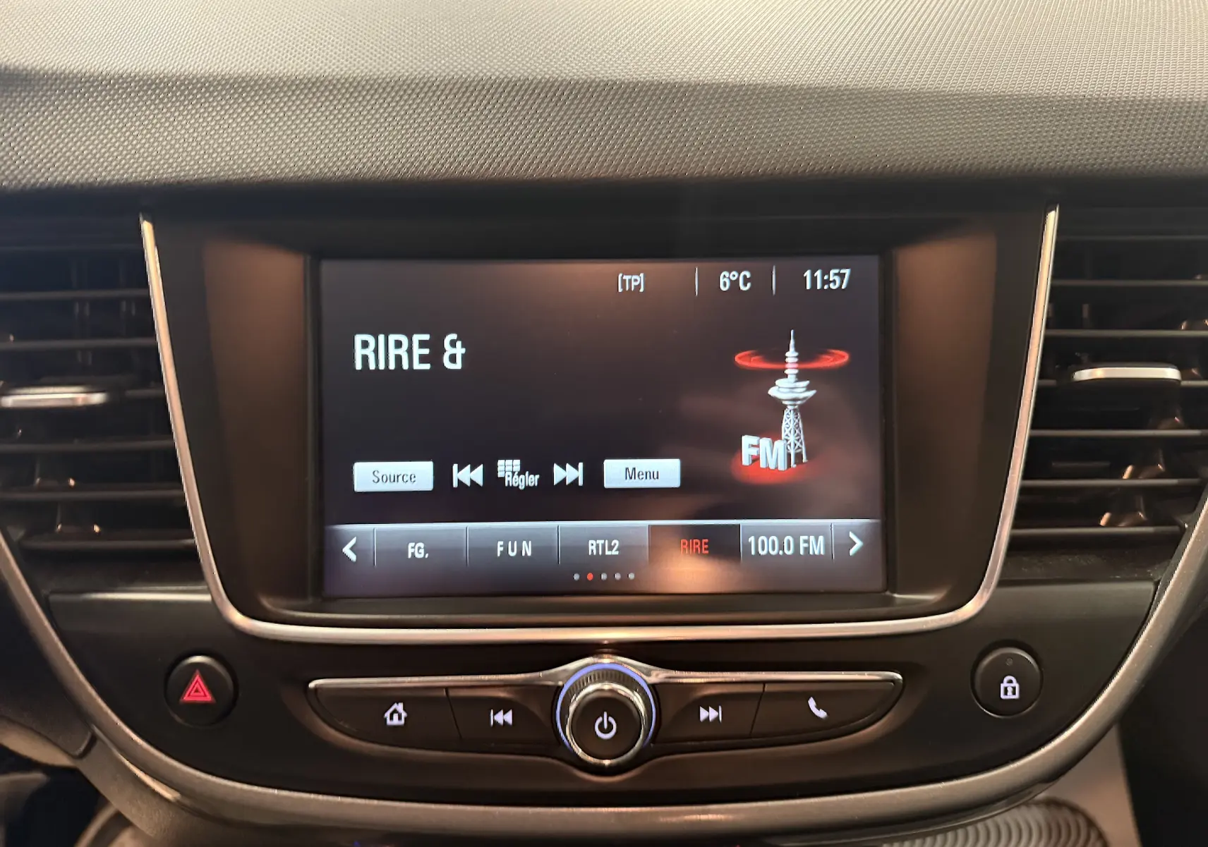 Écran tactile central de l’Opel Crossland 2023 affichant la radio FM avec interface moderne et commandes intégrées.