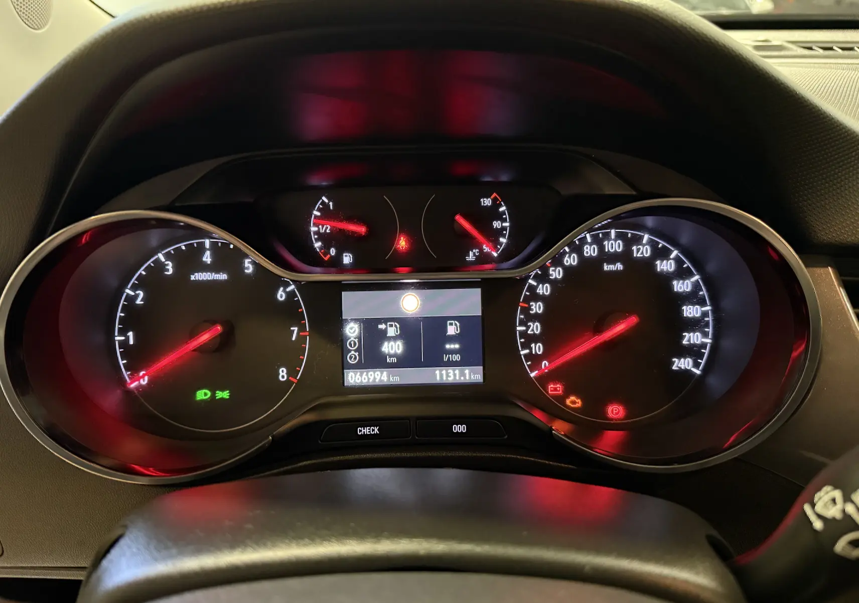 Vue rapprochée du tableau de bord de l'Opel Crossland 2023, avec compteurs éclairés et affichage digital central.