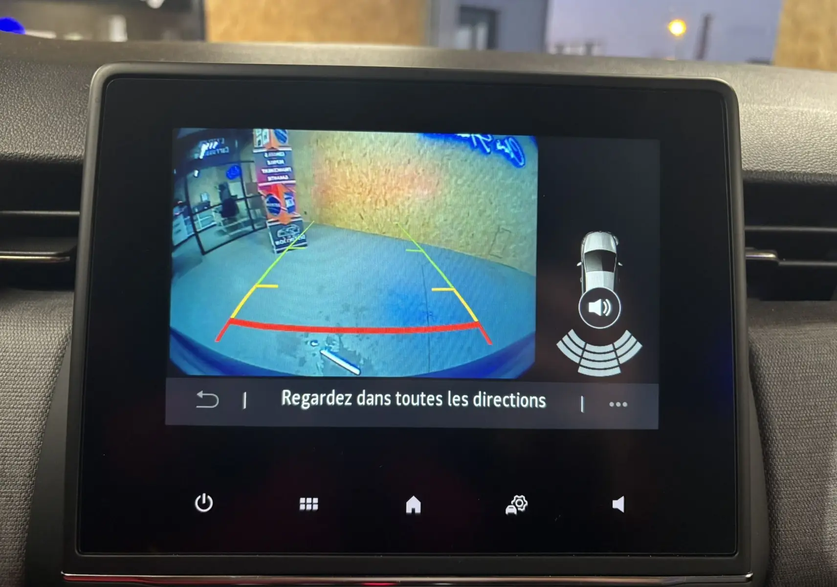 Écran central montrant la caméra de recul avec guidage coloré dans une Renault Clio TCe 90ch Evolution 2024.