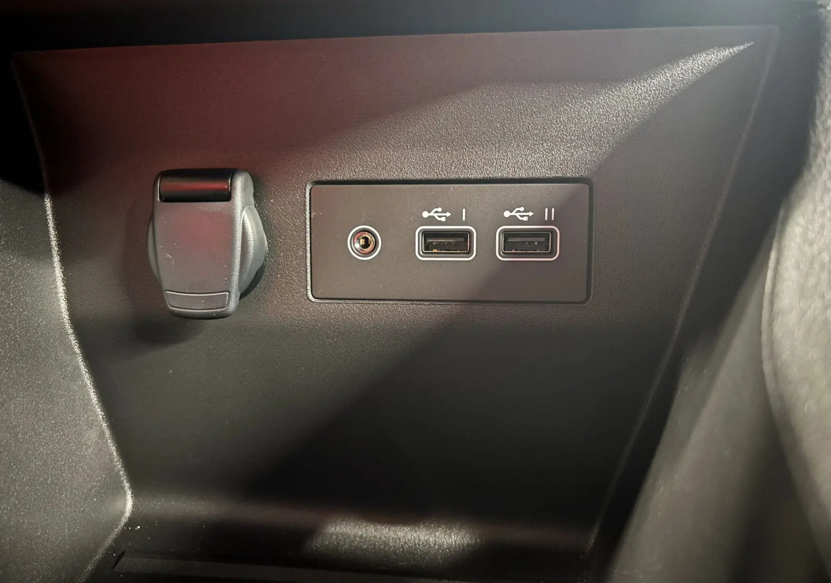 Détail intérieur montrant deux ports USB et une prise 12V sur la console centrale noire de la Renault Clio 2024.