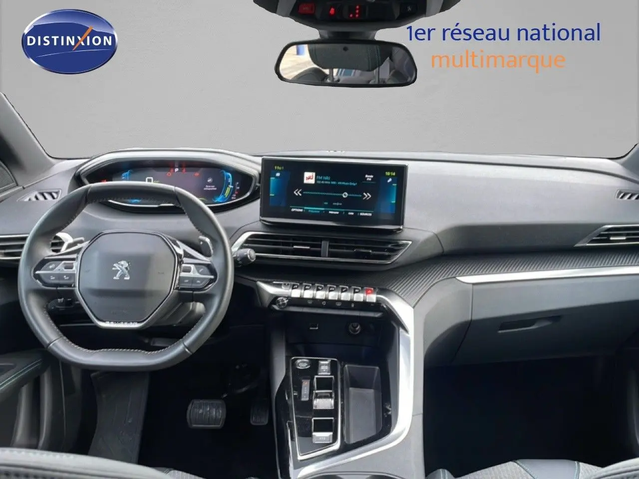 Vue intérieure avant du Peugeot 3008 1.6 Hybrid 2024, tableau de bord moderne avec écran tactile central et volant compact.