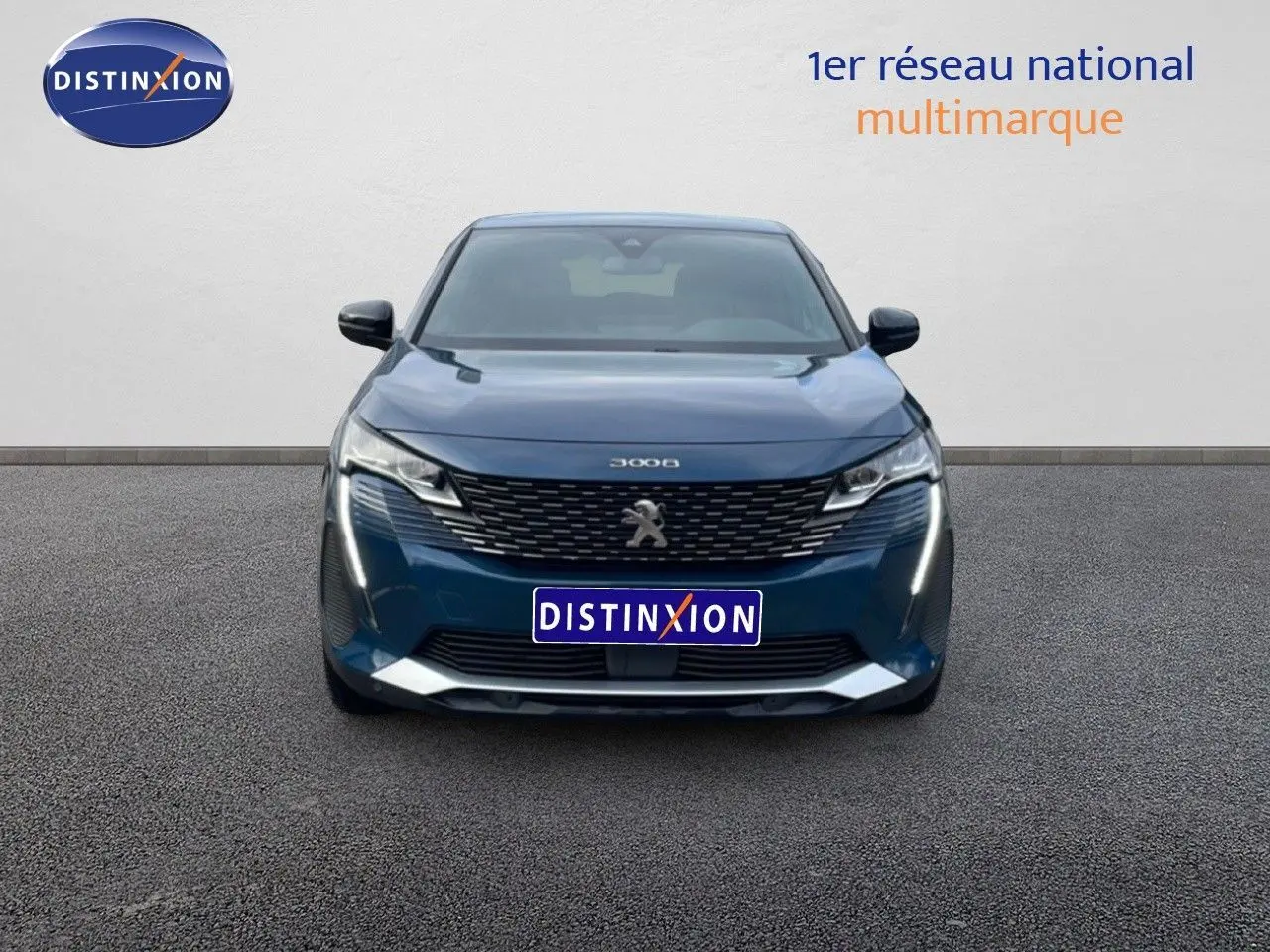 Vue frontale d'un Peugeot 3008 bleu Célèbes Métal 2024 avec calandre noire et feux LED verticaux allumés.