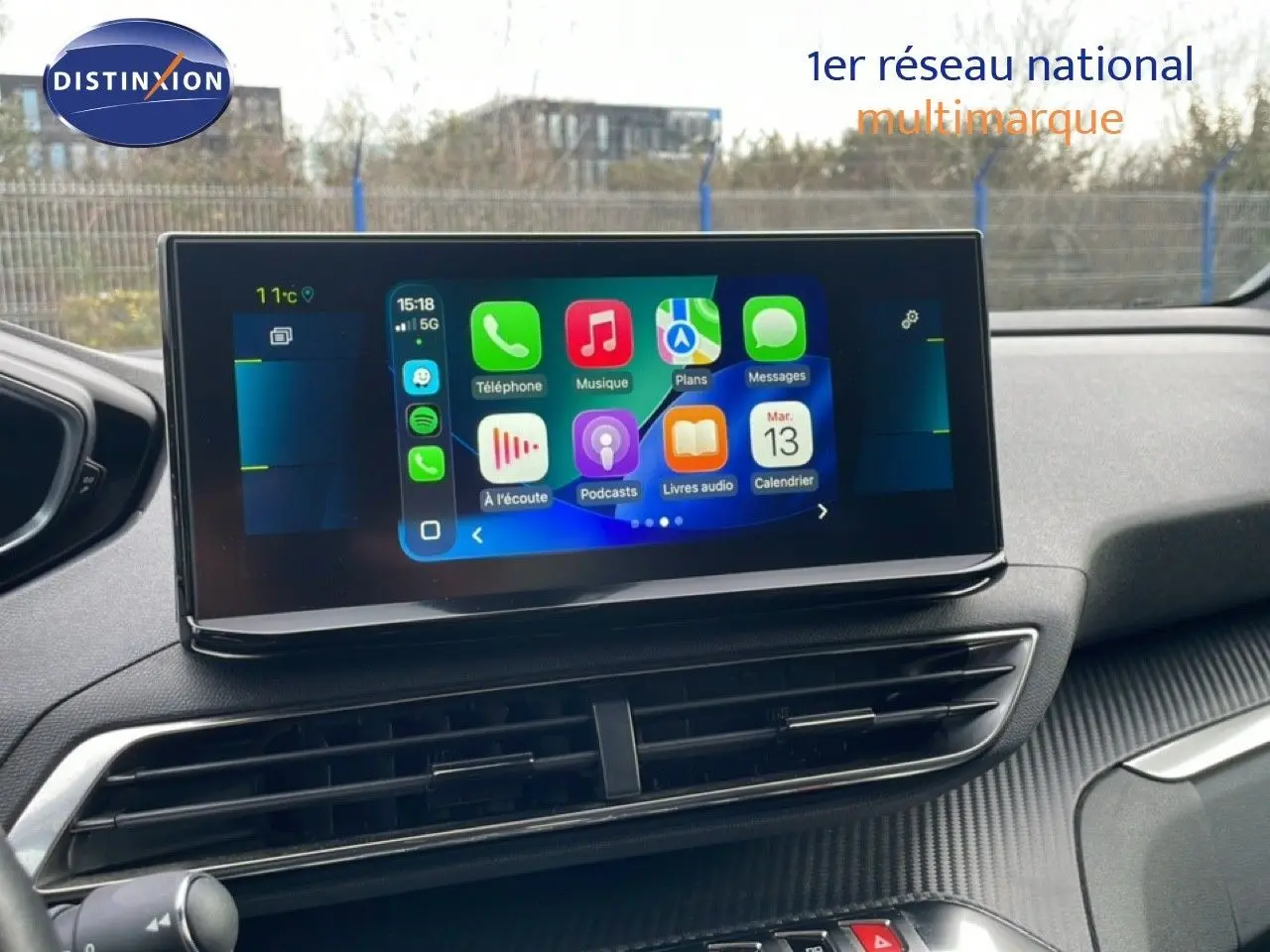 Écran tactile central affichant les applications Apple CarPlay dans l’habitacle du Peugeot 3008.