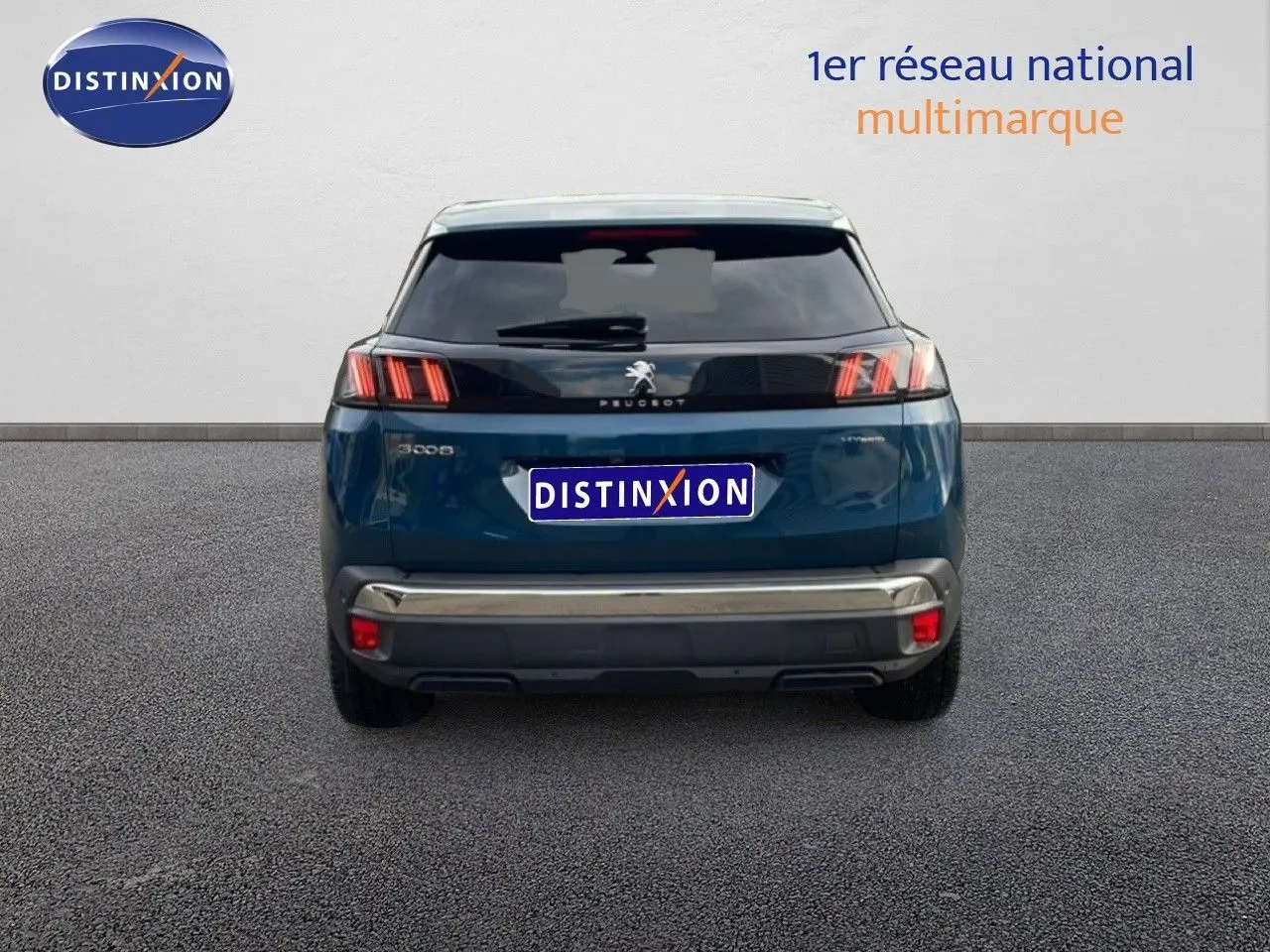 Vue arrière du Peugeot 3008 hybride rechargeable 2024 en bleu Celebes Metal avec feux arrière à effet griffes distinctifs.