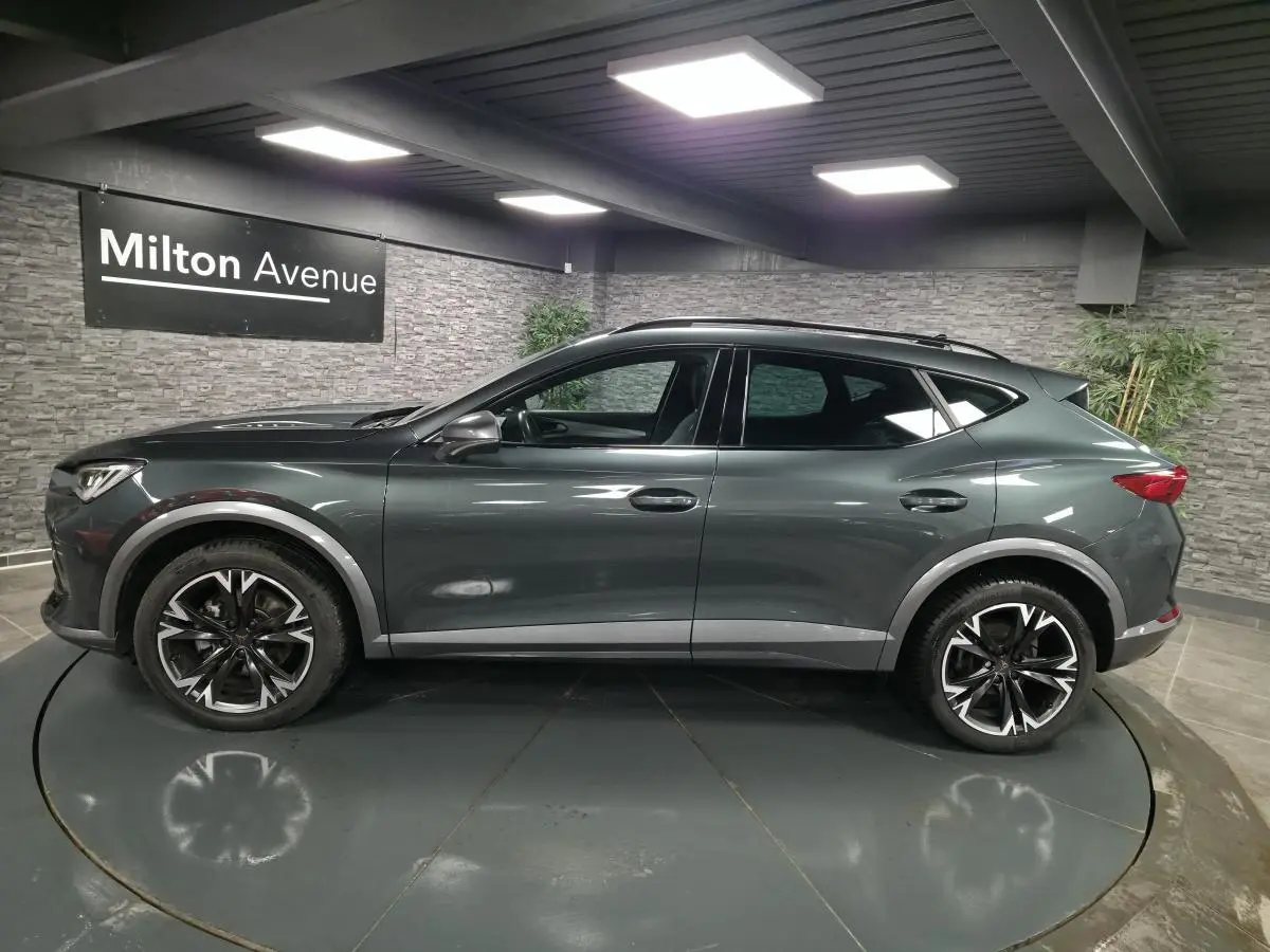 Vue de profil côté gauche du CUPRA Formentor gris Caiman 2021 avec jantes alliage 18 pouces et toit panoramique.