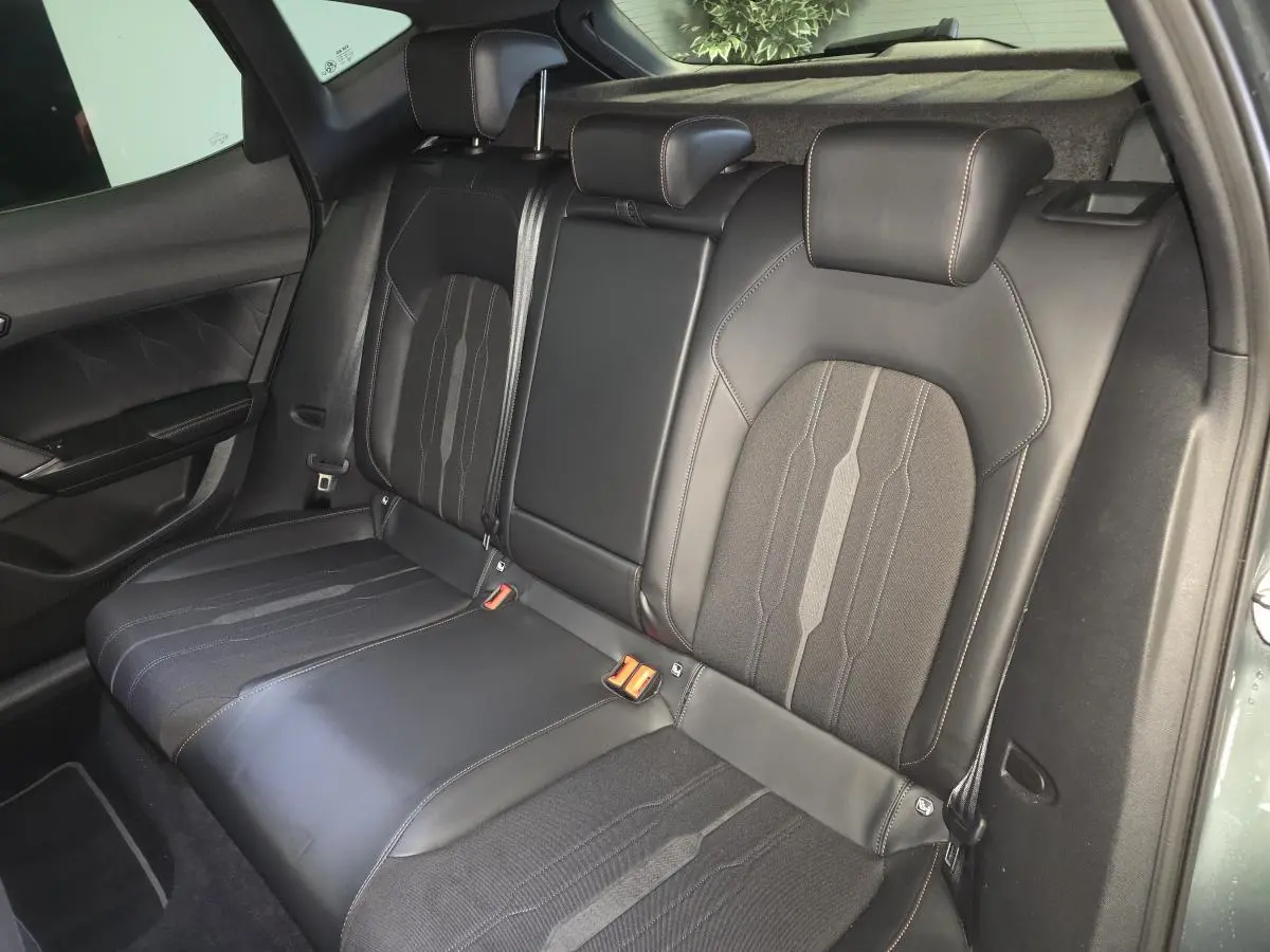 Vue côté droit des sièges arrière en cuir et tissu noir avec surpiqûres contrastantes dans une CUPRA Formentor gris 2021.