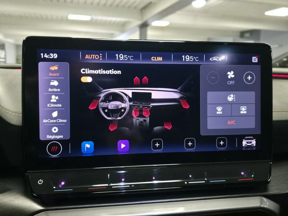 Écran tactile central affichant la climatisation du CUPRA Formentor gris, vue intérieure du tableau de bord.