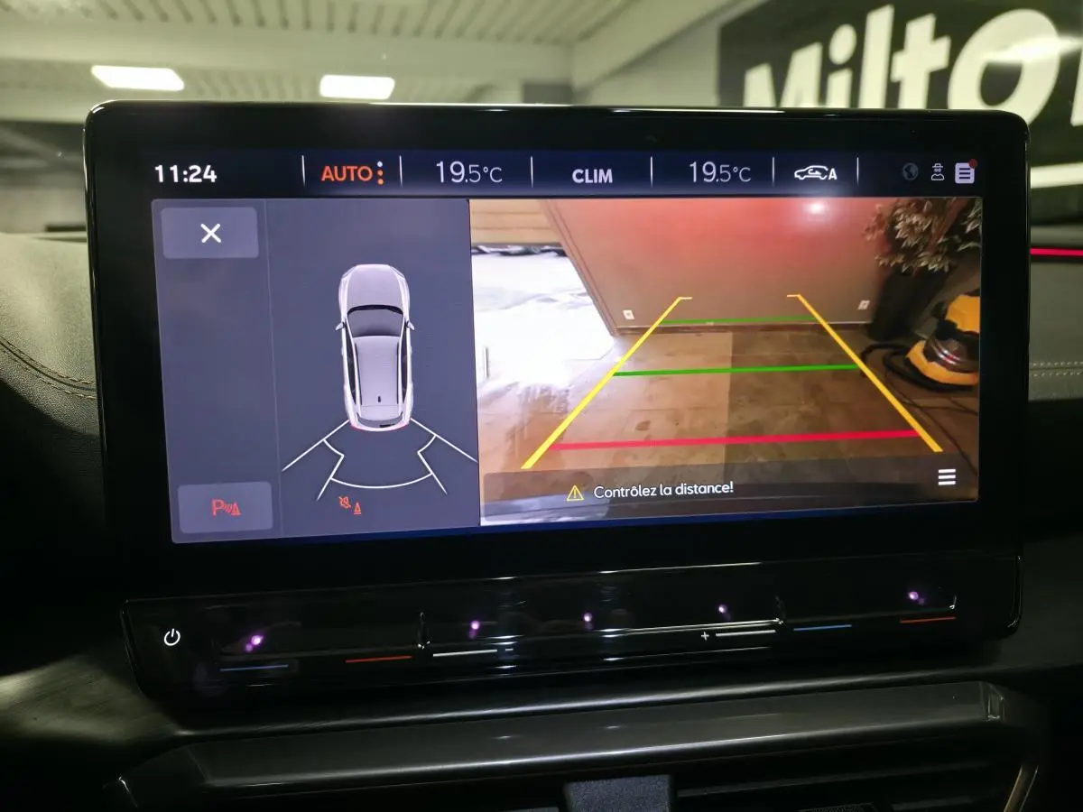 Écran tactile intérieur du CUPRA Formentor 2021 montrant la caméra de recul et l'aide au stationnement.