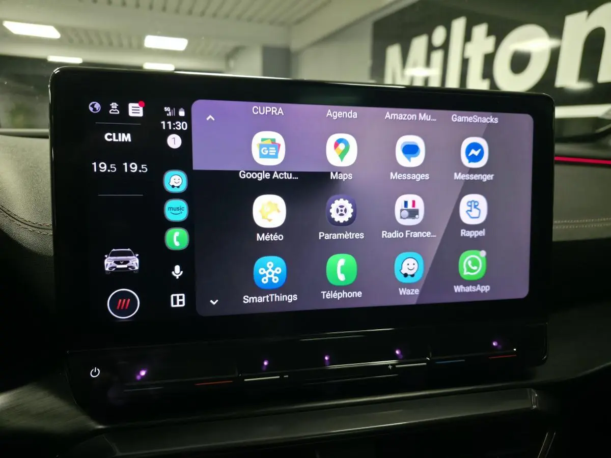 Écran tactile central du tableau de bord du CUPRA Formentor 2021 avec interface multimédia et commandes climatisation.
