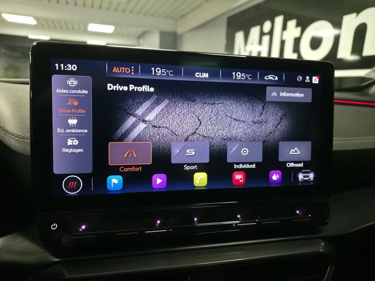 Écran tactile intérieur du CUPRA Formentor 2021 affichant les modes de conduite, avec éclairage d'ambiance violet.