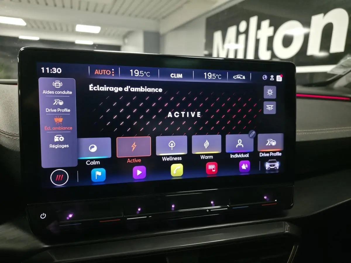 Écran tactile central du tableau de bord du CUPRA Formentor gris, affichant le réglage d’éclairage d’ambiance actif.