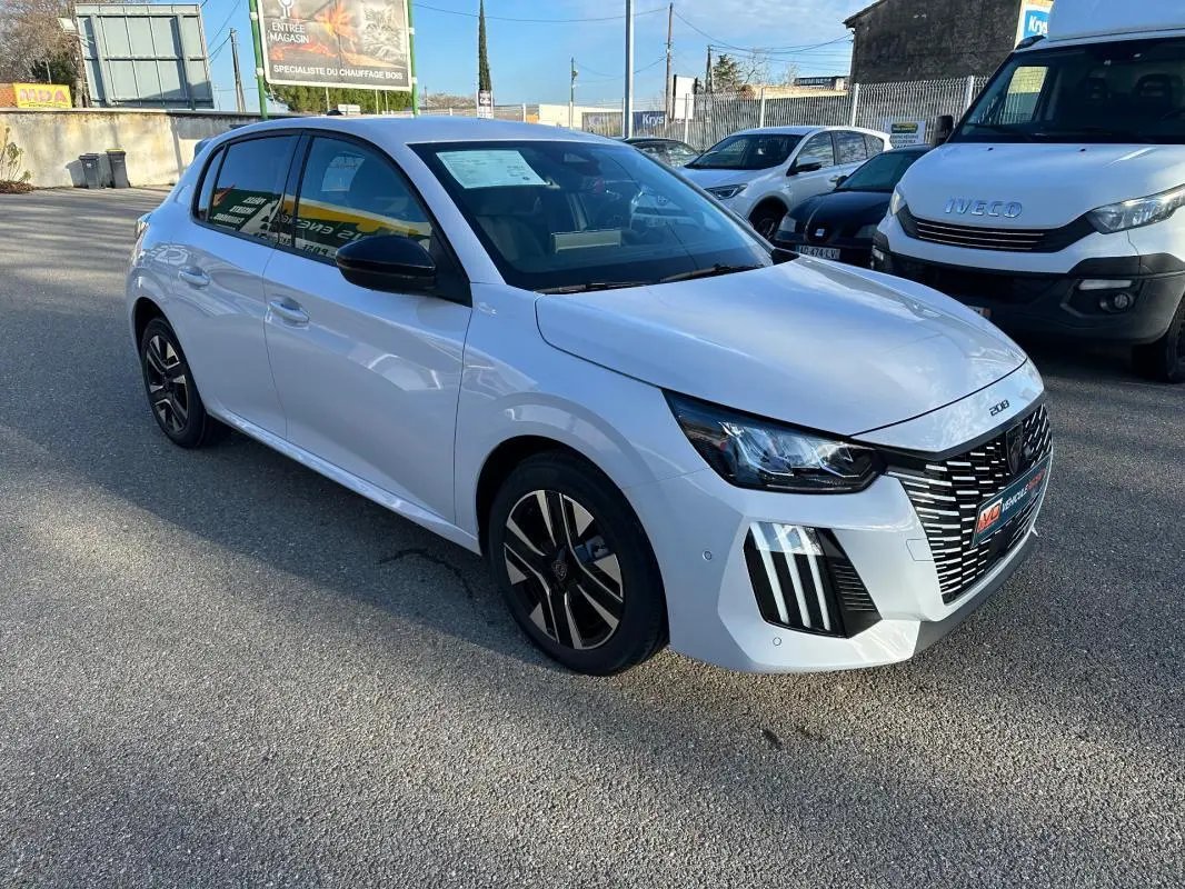 Peugeot 208 Hybrid blanc vue 3/4 avant droit, avec jantes alliage 16 pouces et calandre distinctive noire.