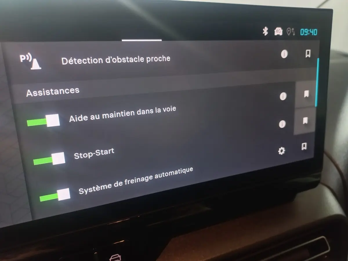 Écran tactile intérieur du Citroën Berlingo XL blanc 2025 affichant les assistances à la conduite activées.