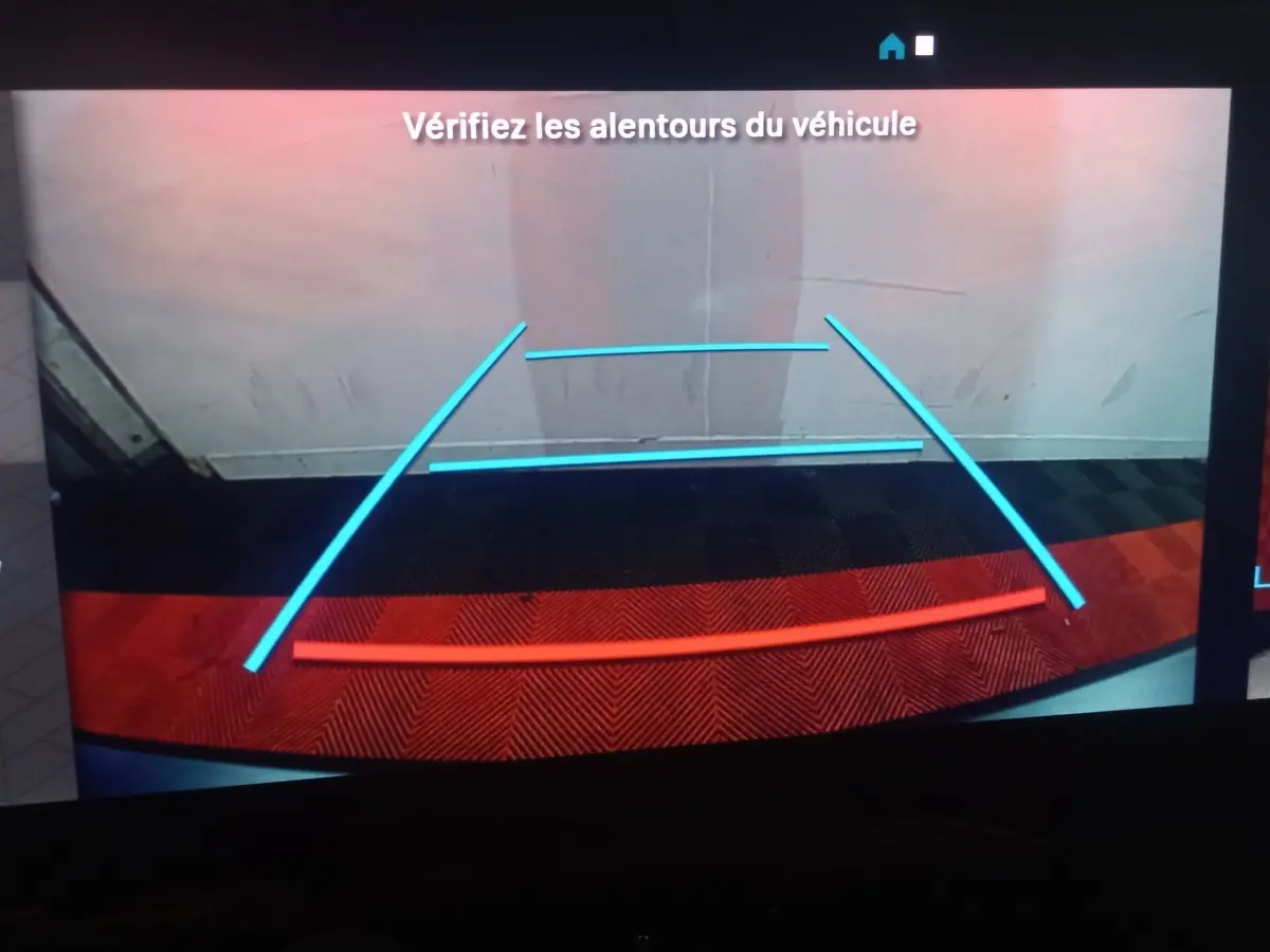 Vue caméra de recul du Citroën Berlingo XL blanc 2025, avec lignes d’aide au stationnement colorées bleu et rouge.