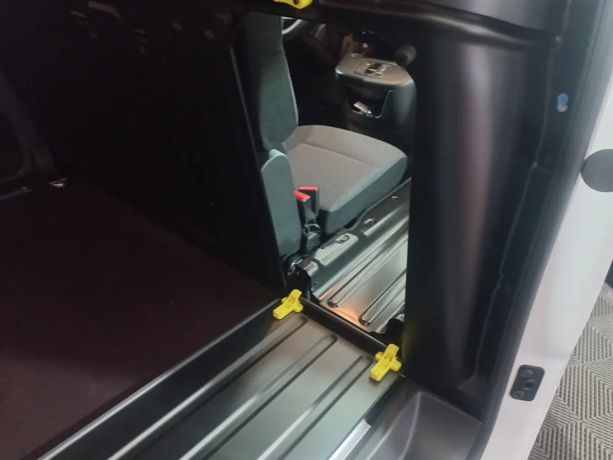 Vue intérieure côté droit du Citroën Berlingo XL blanc, montrant l'entrée cabine et le siège passager gris.