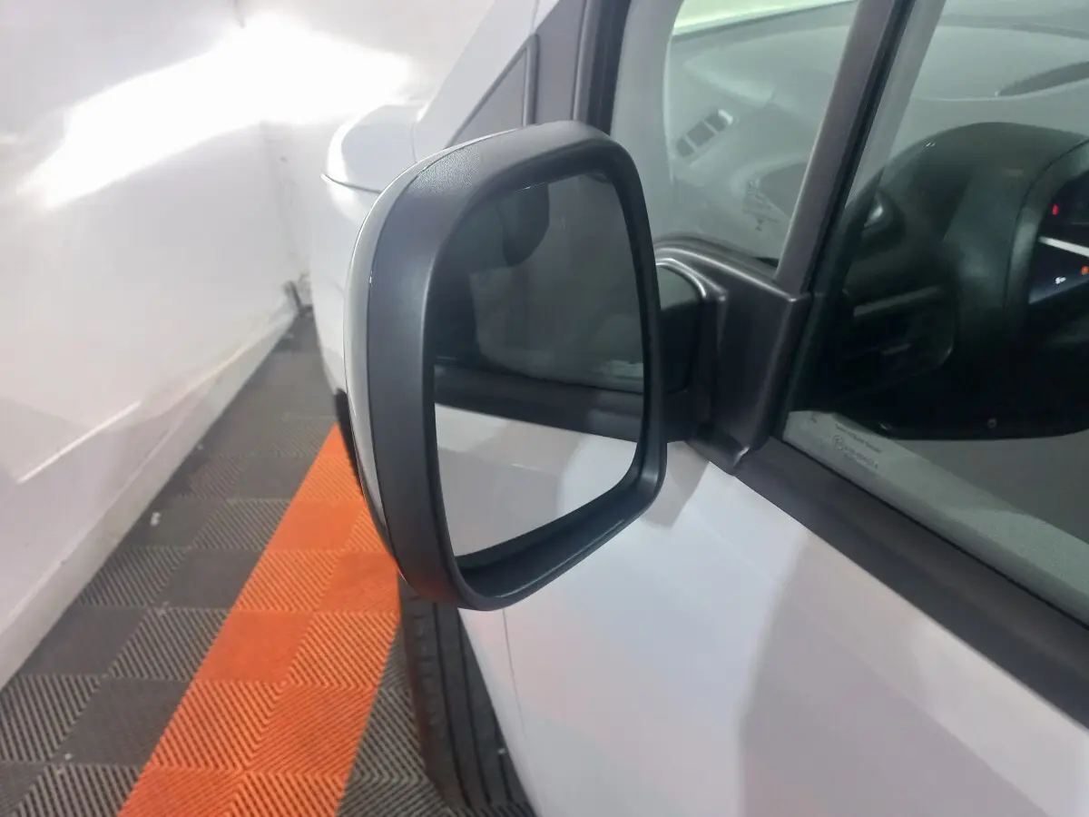 Rétroviseur extérieur droit caméra sur Citroën Berlingo XL blanc, vue rapprochée côté passager.