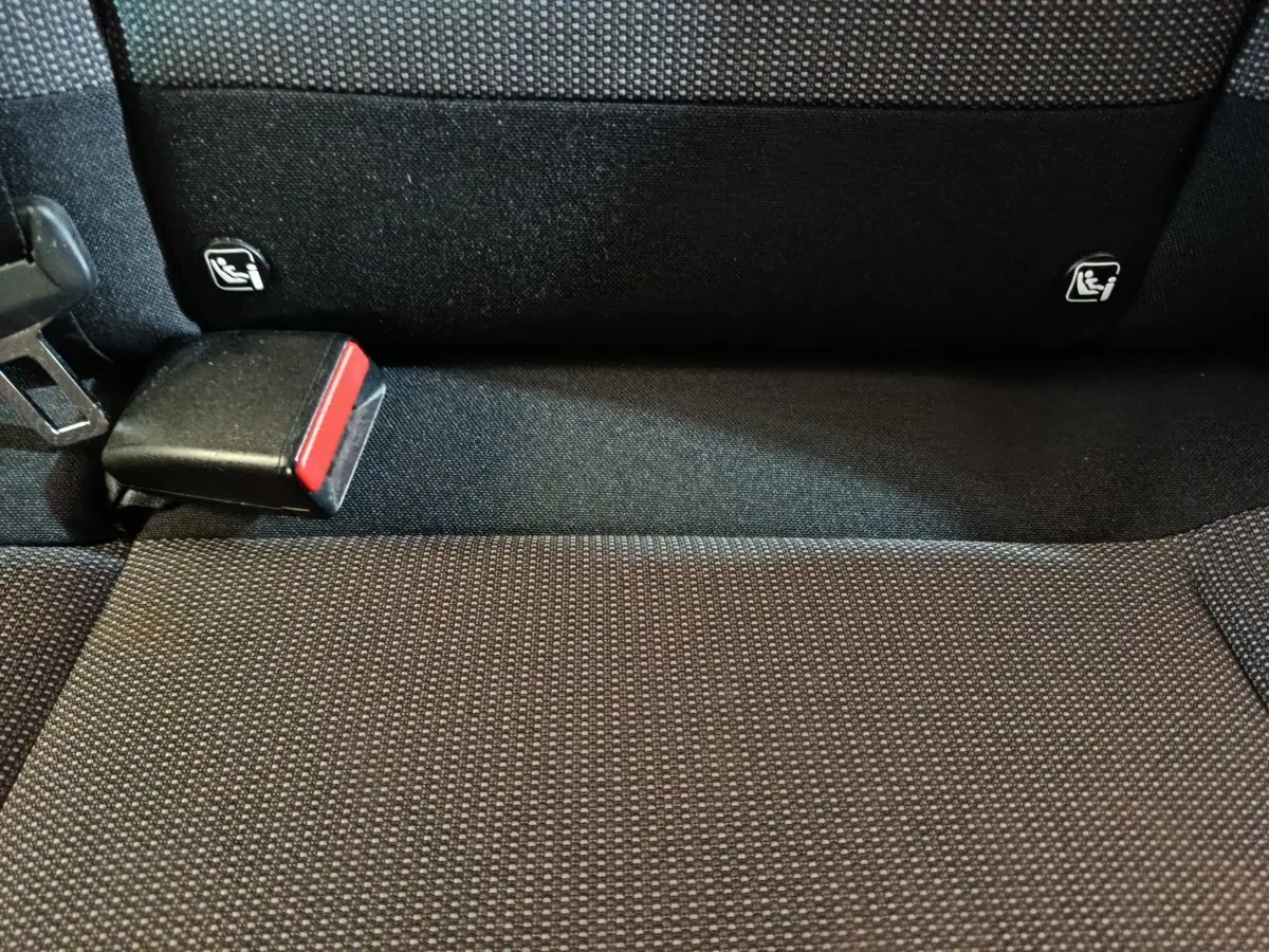 Gros plan sur la banquette arrière noire de la Citroën C3 avec fixation Isofix et boucle de ceinture visible.