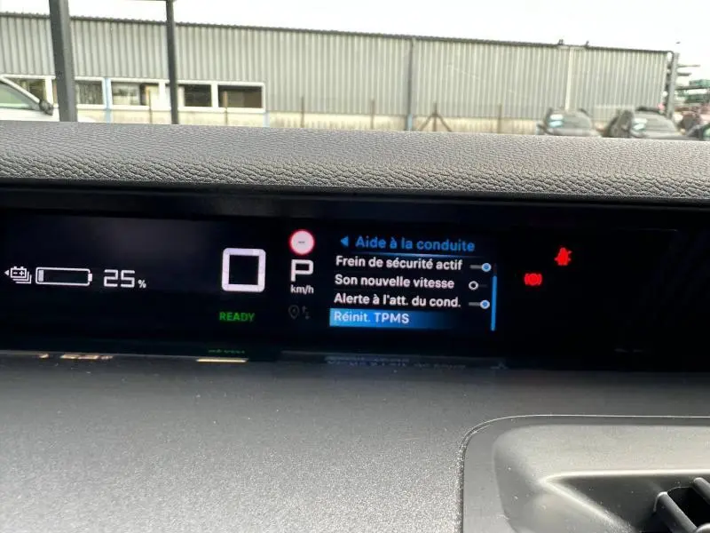 Tableau de bord numérique de Citroën C3 électrique 2025, affichant l'autonomie batterie à 25% et l'aide à la conduite.