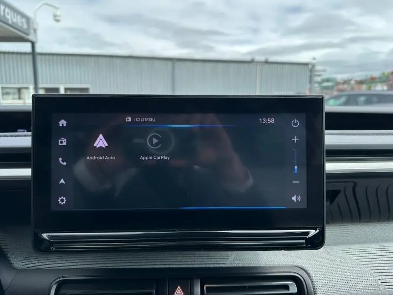 Écran tactile central de la Citroën C3 électrique 2025, affichant Android Auto et Apple CarPlay, intérieur noir.