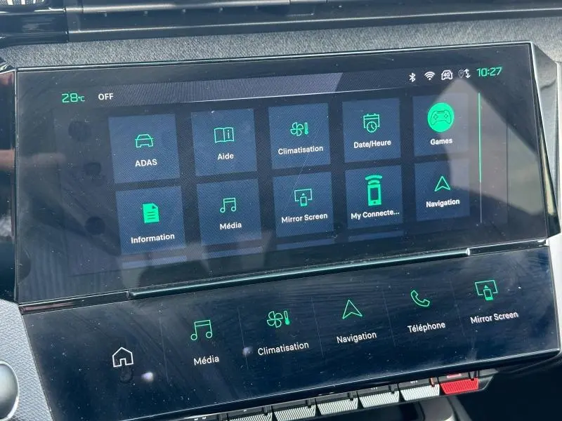 Écran tactile central du tableau de bord de la Peugeot 308 2024 en mode menu avec icônes vertes sur fond noir.