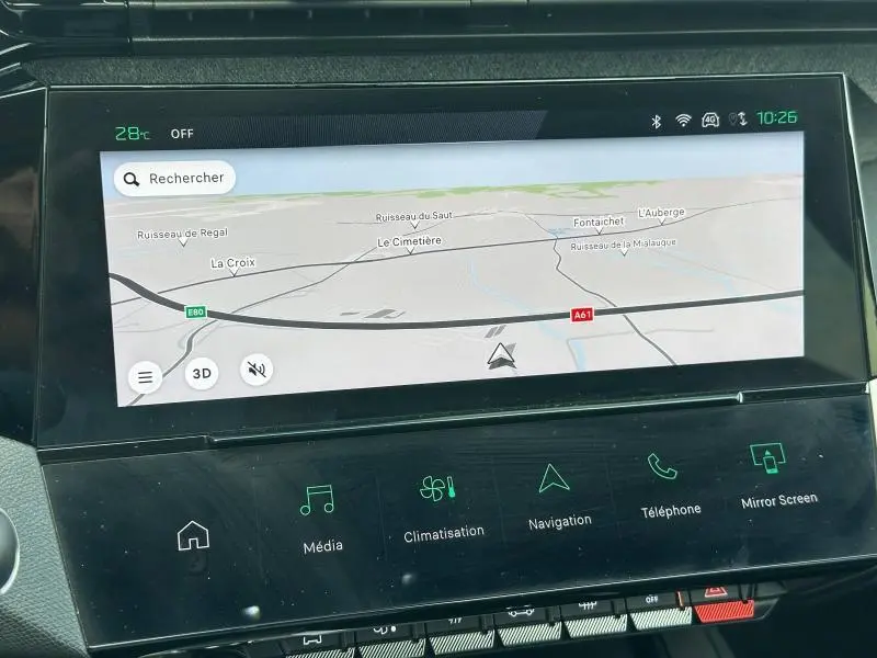 Écran tactile central du tableau de bord de la Peugeot 308 bleu Obsession, affichant la navigation GPS en mode carte.