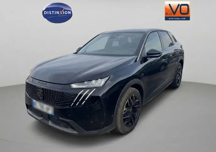 Peugeot 3008 Hybrid noir en 3/4 avant droit, avec calandre distinctive et jantes alliage noires de 19 pouces.