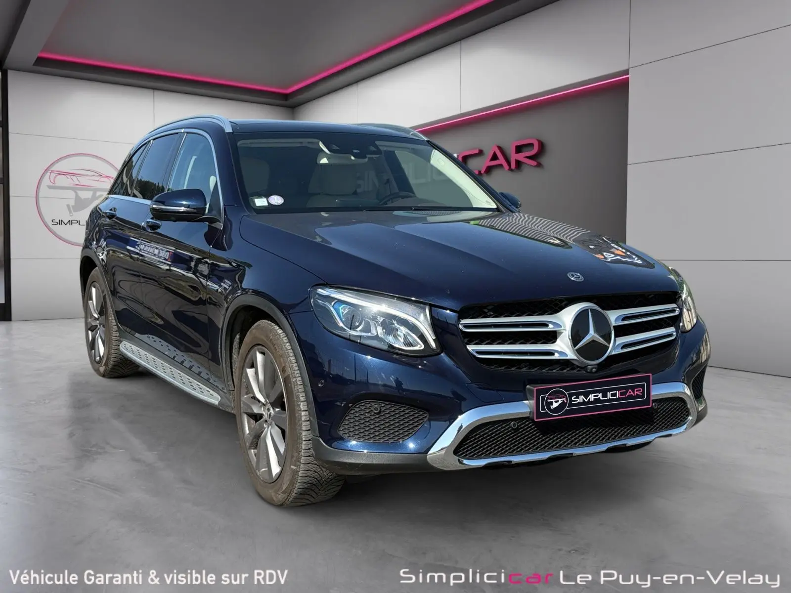 Mercedes GLC 350 E Hybrid Fascination bleu, vue 3/4 avant droit, avec jantes alliage 19 pouces et calandre chromée.