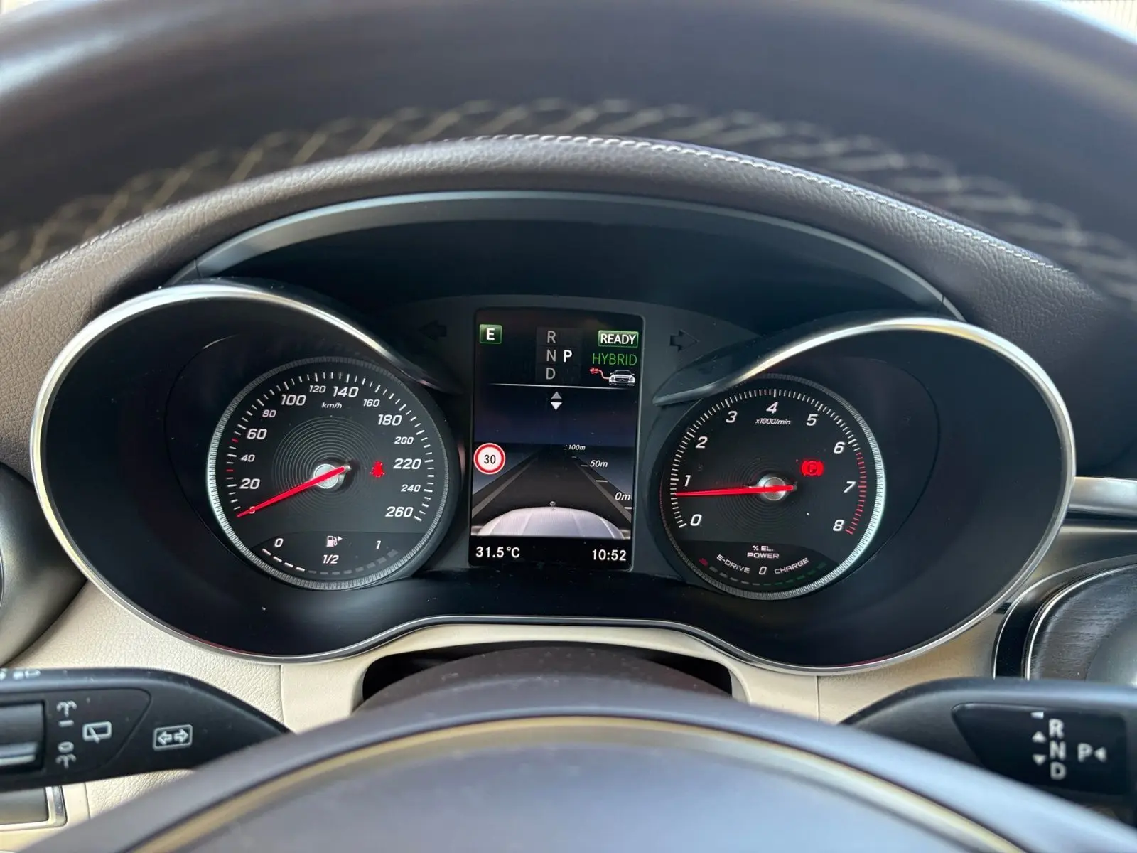 Vue rapprochée du tableau de bord du Mercedes GLC 350 E Hybrid Fascination 2017, affichage digital et compteurs analogiques.