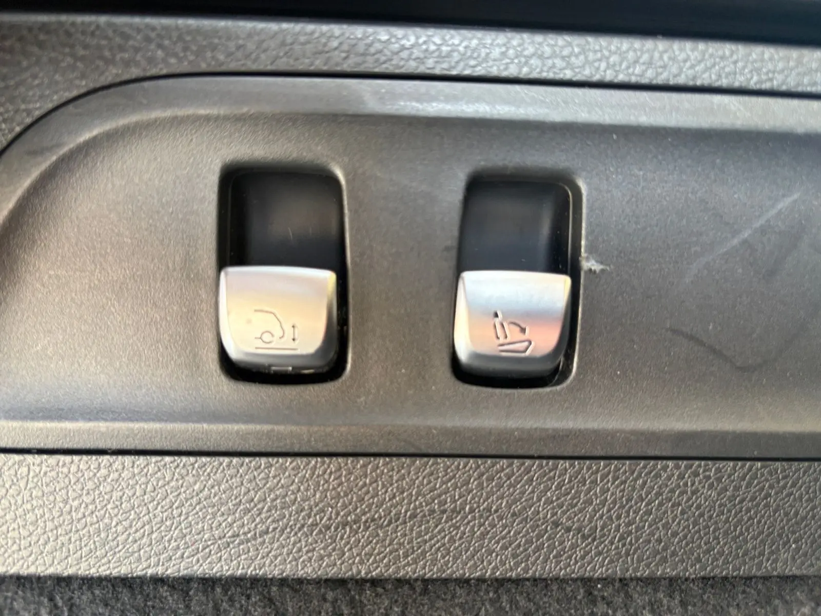 Boutons de commande du hayon électrique et de l'inclinaison des sièges dans l'habitacle d'un Mercedes GLC 350 E Hybride.