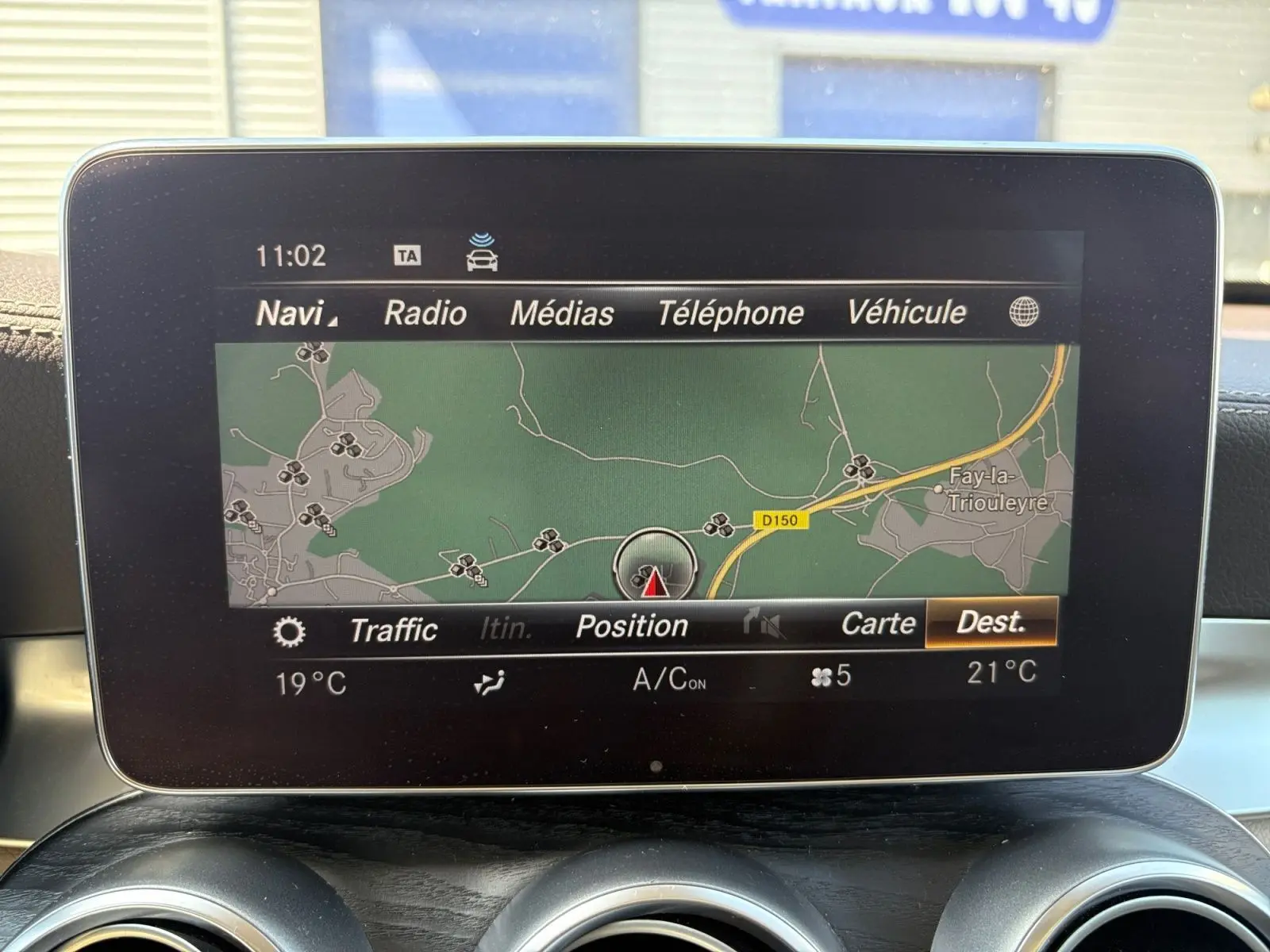 Écran central du système de navigation du Mercedes GLC 350 E Hybrid Fascination 2017 affichant une carte GPS.