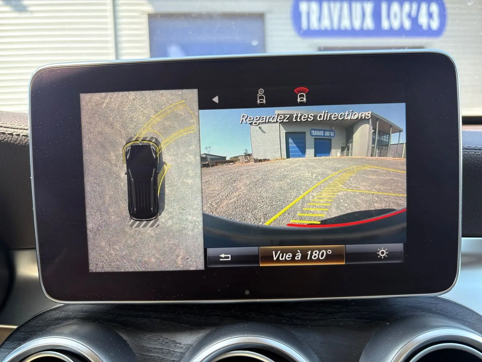 Écran central montrant la caméra 360° et vue arrière 180° du Mercedes GLC 350 E Hybrid Fascination 2017.
