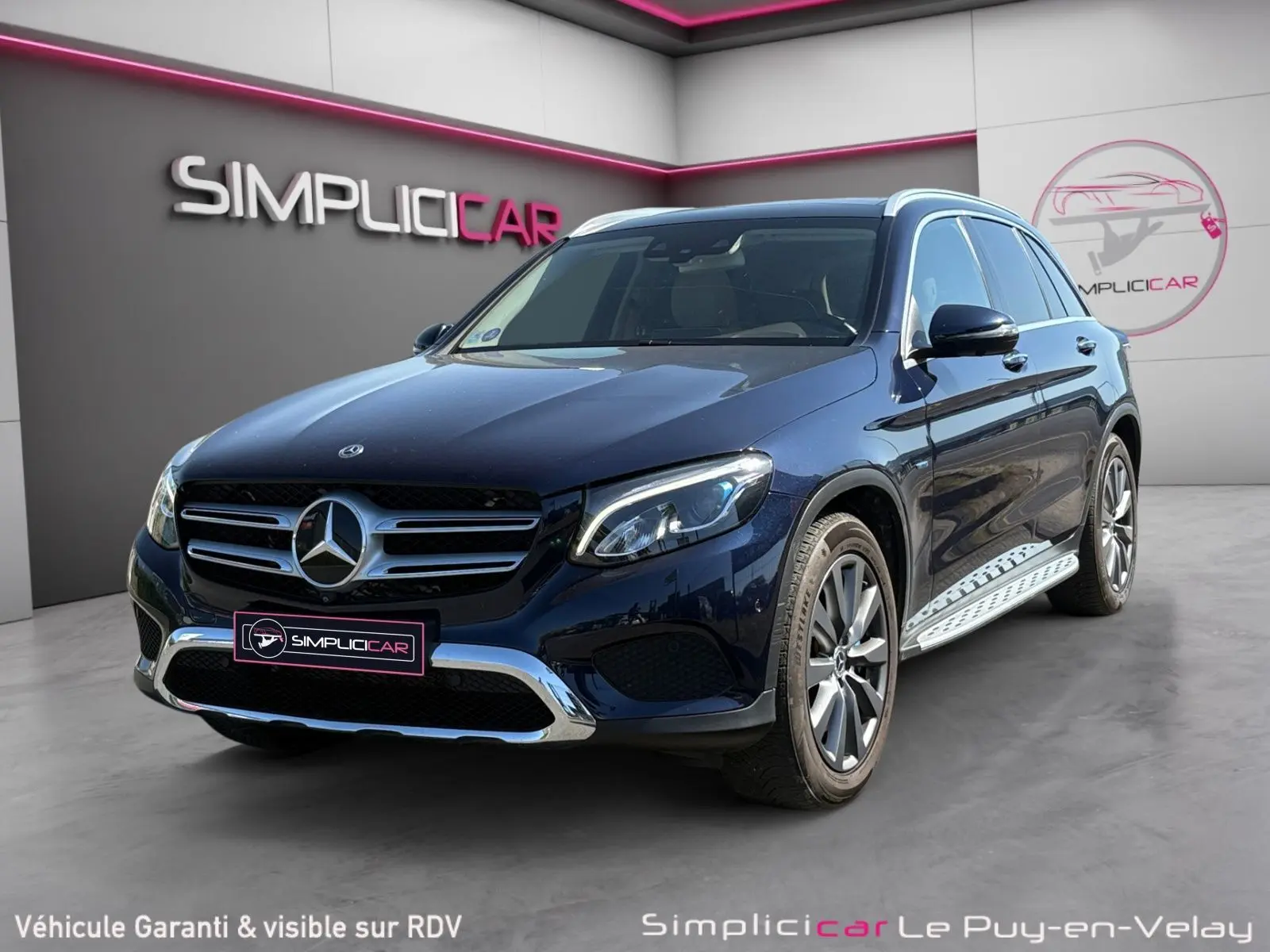 Mercedes GLC 350 E Hybrid Fascination bleu en 3/4 avant droit, avec jantes alliage 19" et marchepieds latéraux visibles.
